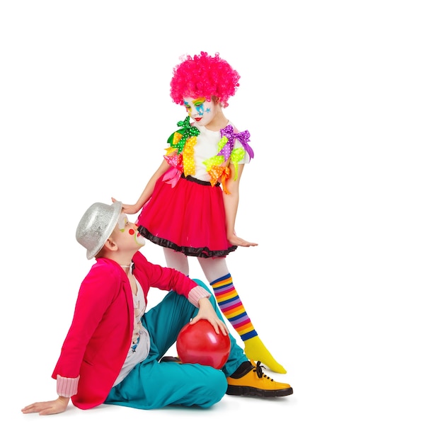 Bambini in abiti colorati da clown isolati su uno sfondo bianco