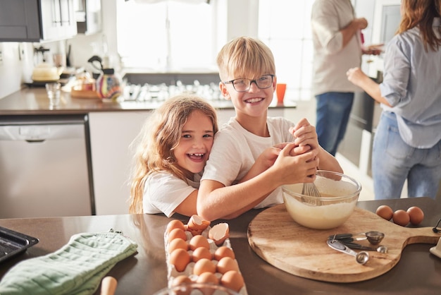 어린이 발달과 건강을 배우기 위해 미소를 지으며 주방 주방에서 아침 식사를 요리하는 어린이 가족 집에서 휴가를 보내는 동안 음식을 굽고 행복한 아이들이 베이킹을 즐깁니다.