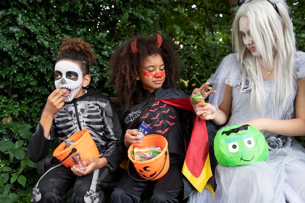 Foto bambini in costume che mangiano le loro caramelle