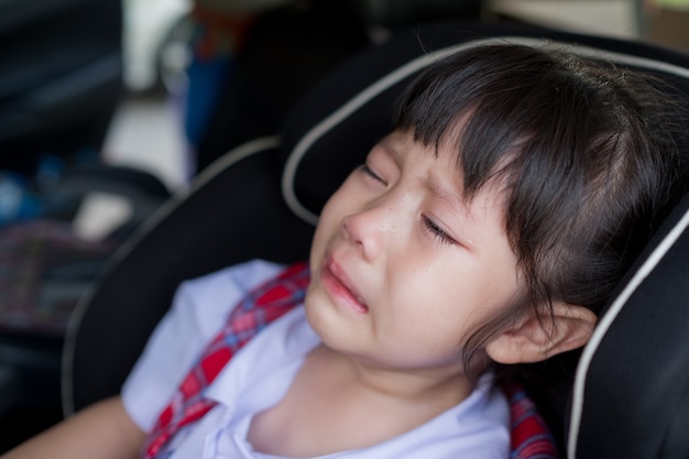 子供が泣いている、小さな女の子が泣いている、悲しい気がする、若い女の子が不幸