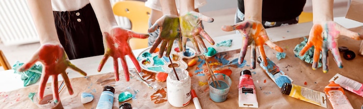 Photo 水彩で描かれた手のひらを示す子供たち
