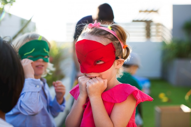 Foto bambini mascherati che giocano alla festa di compleanno