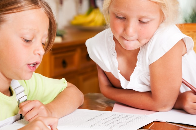 Foto i bambini a fare i compiti per la scuola