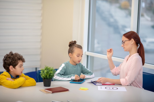 先生と一緒に語学演習をしている子供たち