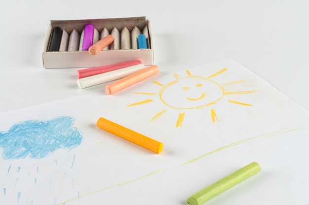 Photo children drawing pastel crayons.