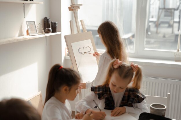 Bambini che disegnano con vernice o acquerello divertiti e una lezione su come disegnare schizzi