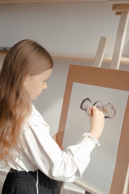 絵の具や水彩絵の具で描く子供たち楽しくスケッチを描くレッスンを
