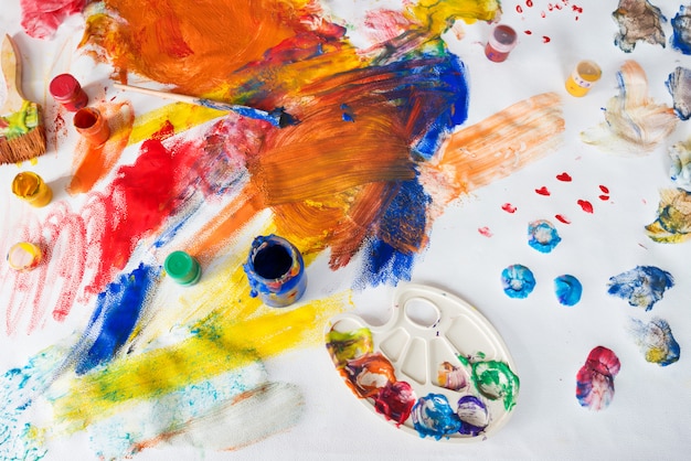 페인트, 브러쉬 및 팔레트가있는 어린이 그림