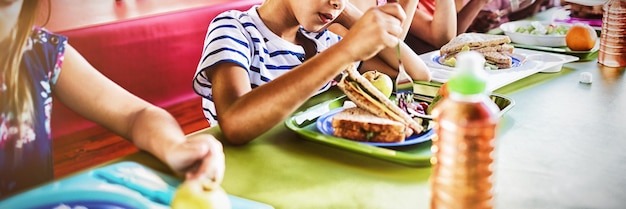 食堂で食べる子供たち