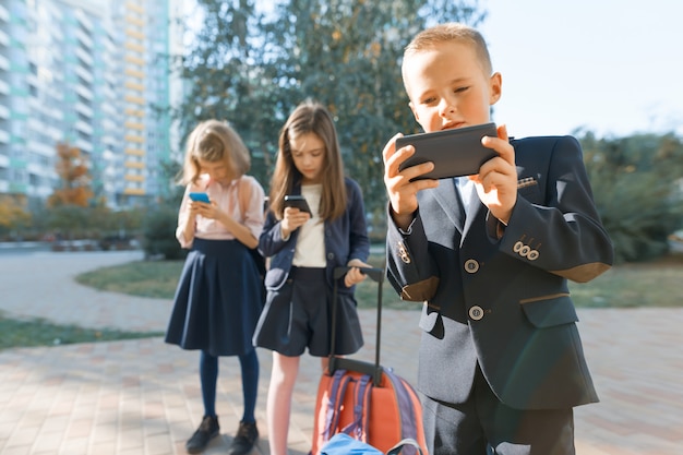 Bambini di età scolare con smartphone