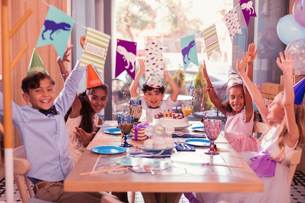 Bambini che godono insieme della festa di compleanno