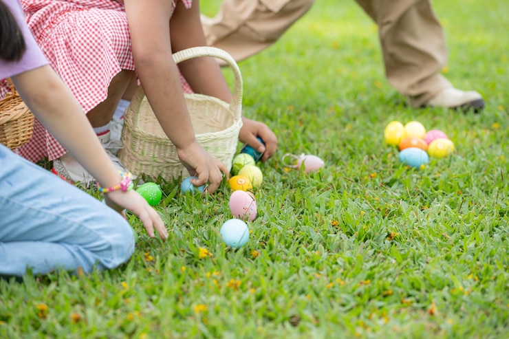 Photo children enjoying outdoor activities in the park including a run to collect beautiful easter eggs