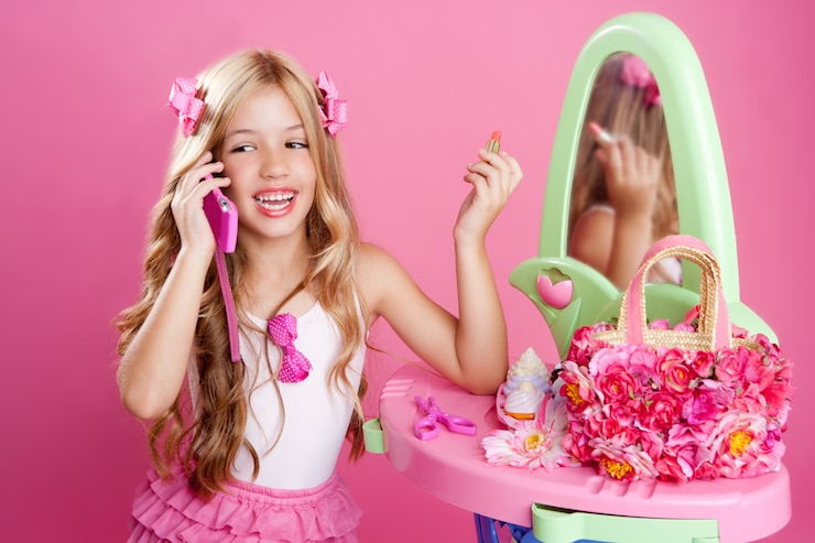Photo children fashion doll blond girl talking mobile phone