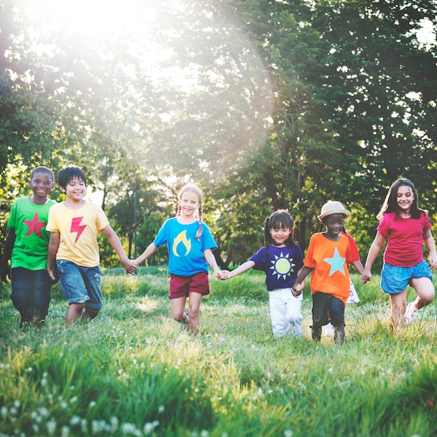 Concetto sorridente di felicità di unità di amicizia dei bambini