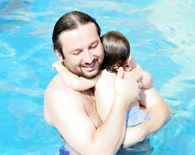 夏のプールで子供たちが水で遊ぶ