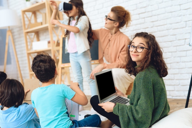 Children get acquainted with technology of virtual reality.