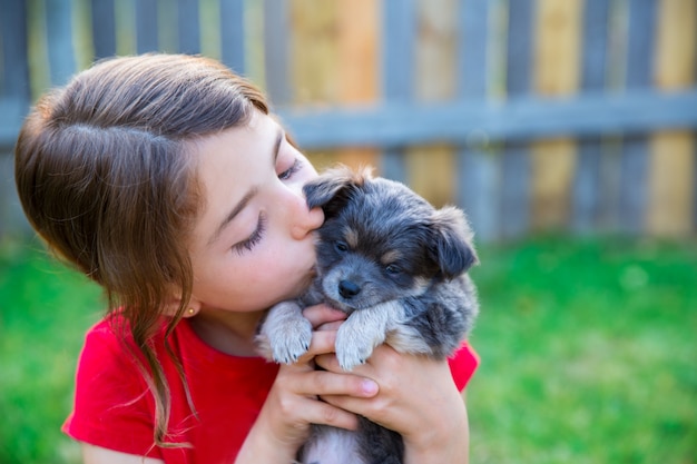 子供の女の子が彼女の子犬チワワ後背位にキス