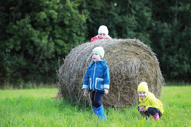 I bambini vanno nella foresta per i funghi