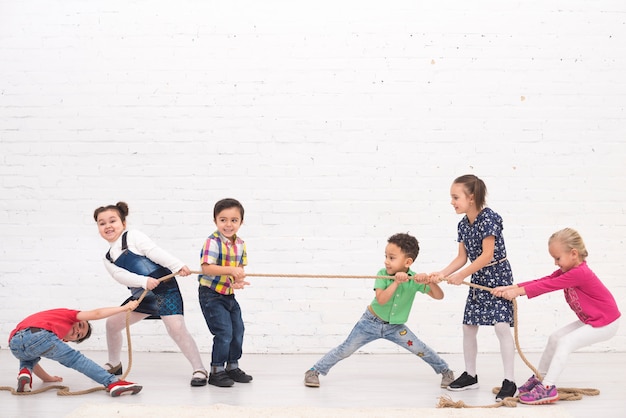 Foto gruppo di bambini che giocano