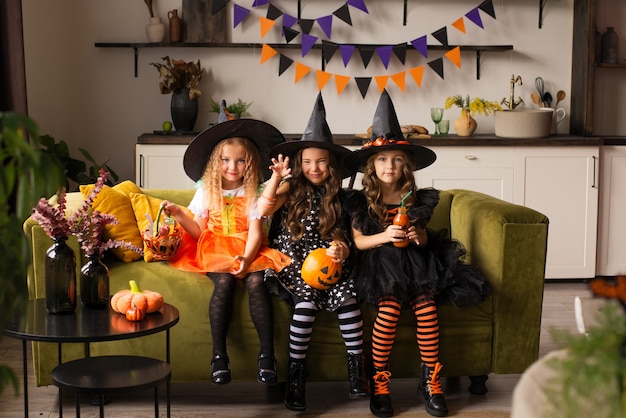 Foto bambini in costume di halloween con zucca ingannati in vacanza