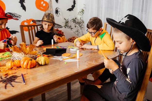 小学校でのハロウィーンワークショップ中の子供たち