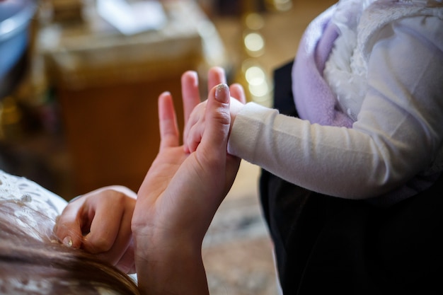 Foto bambini mano nella mano della mamma