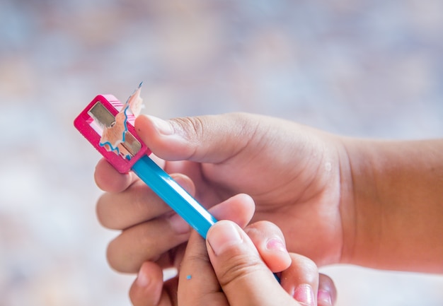 Photo children hand using pencil sharpener