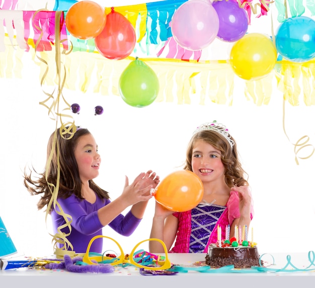 Bambini felici festa di compleanno ragazze con palloncini