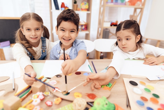 写真 子どもたちは学校で絵のレッスンを受けます。