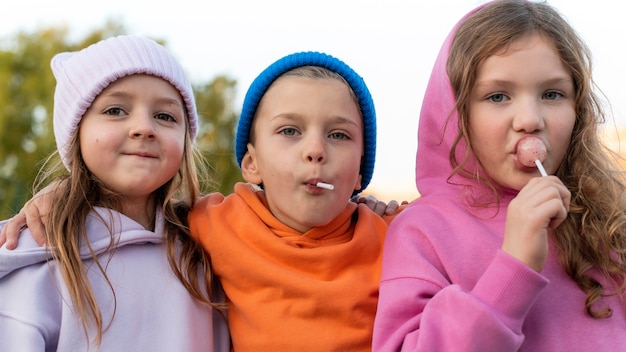 Foto i bambini si divertono insieme