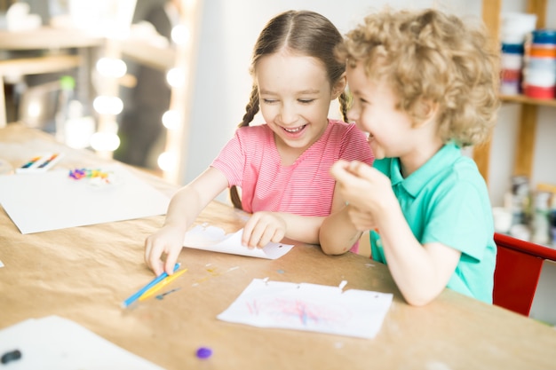 一緒に楽しんでいる子供たち