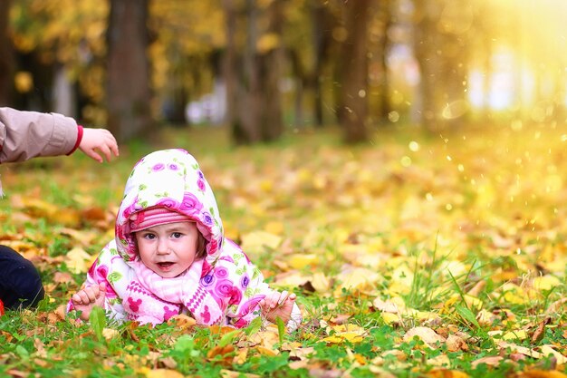 I bambini si divertono durante una passeggiata nel parco autunnale