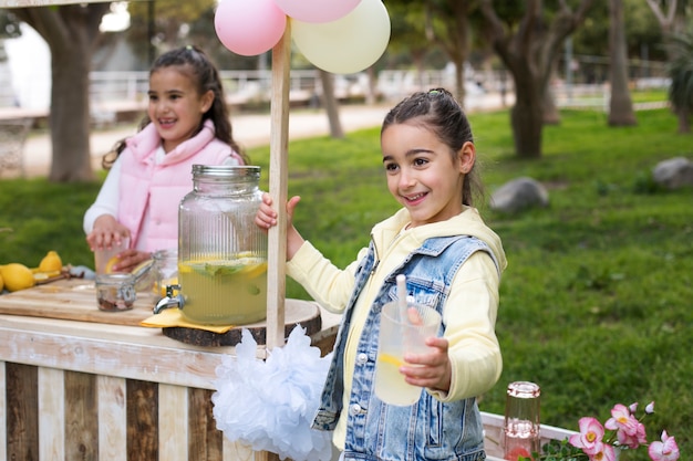 Bambini che mangiano limonata