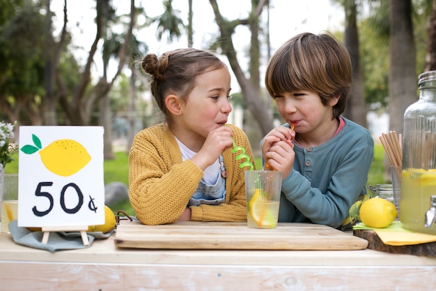 写真 レモネードスタンドを持っている子供たち