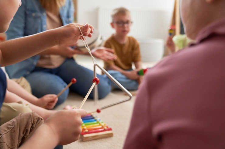 Photo children having music classes with music instruments