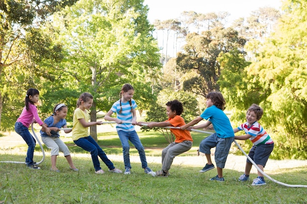 Foto bambini che hanno un tiro alla fune nel parco