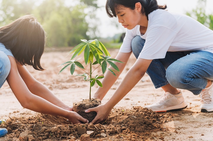 Photo 世界を救うために庭に植樹するのを手伝う子供たち。エコ環境コンセプト