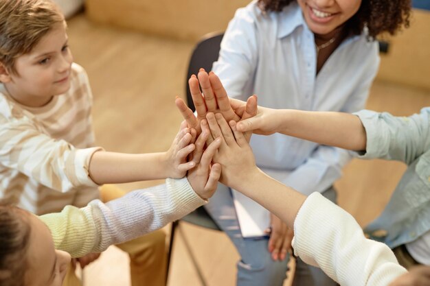 Photo children high five celebrating success