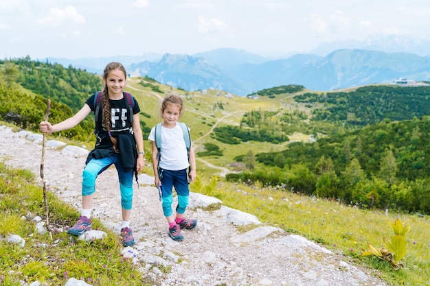 알프스 산맥 오스트리아에서 아름다운 여름날에 하이킹하는 어린이