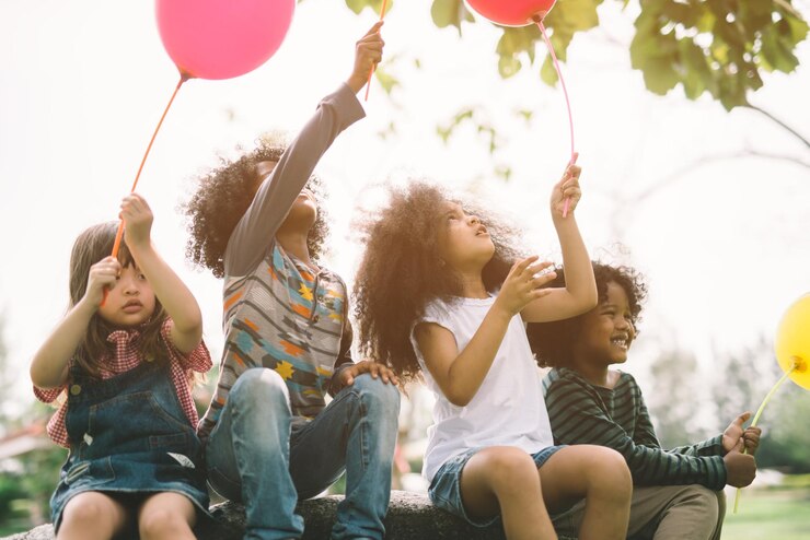 Photo children holding balloons