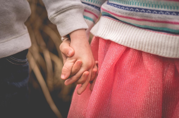 手をつないでいる子供たち