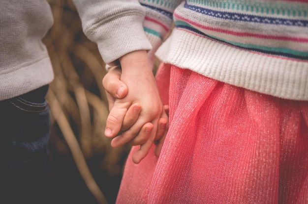 Foto bambini che si tengono per mano