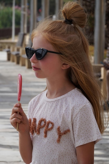 Photo children holding ice cream cone