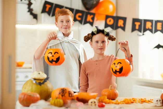 Photo children holding lanterns