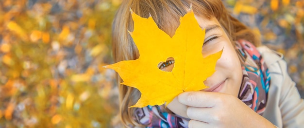 Дети в парке с осенними листьями выборочный фокус
