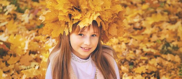 Дети в парке с осенними листьями выборочный фокус