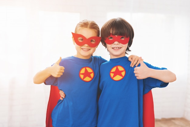 スーパーヒーローの赤と青のスーツの子供たち。
