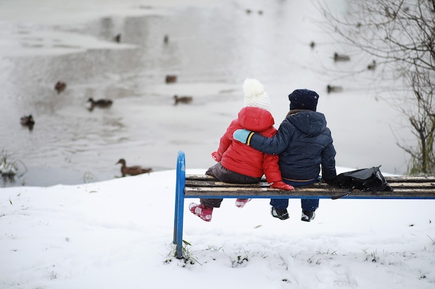 写真 ウィンターパークの子供たちは雪で遊ぶ