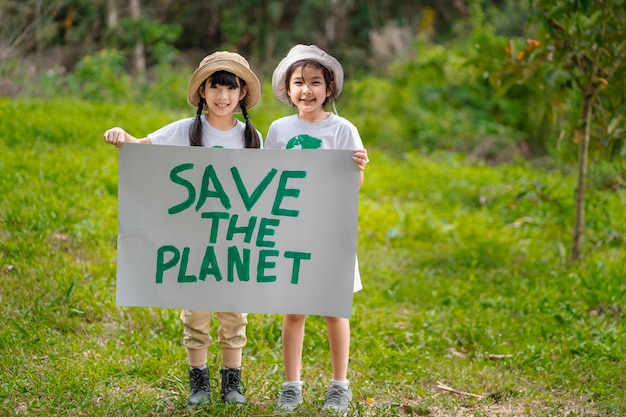 Foto i bambini si uniscono come volontari per le attività di conservazione della terra di riforestazione