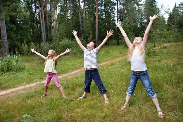 I bambini sul prato della foresta e godersi la vita negli sport